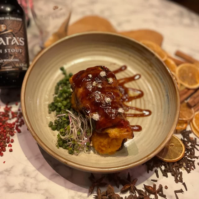 SEASONAL MAINS

HUNTERS CHICKEN
engels comfort food | in bacon gewikkelde kipfilet | homemade barbequesaus | gesmolten cheddar | green veggies

FISH D’ITALIA
geroosterde forelfilet | amandelroomsaus met bieslook | citroen | ravioli gevuld met artisjok en pecorino | gerookte amandelen

PUMPK-INDIAN CURRY
aromatische curry van pompoen | indiaas gekruid | rode linzen | bloemkool | doperwten | geroosterde kokos | kruidenbroodje

BISTRO STEAK
slager Gosselink’s biefstuk | klassiek Franse rode wijnsaus | sjalotten | laurier & salie uit de chef’s tuin | crisp de fromage